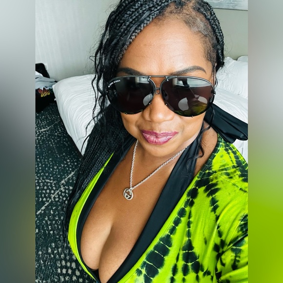 Meet your Posher, Sharon - Picture 2 of 2